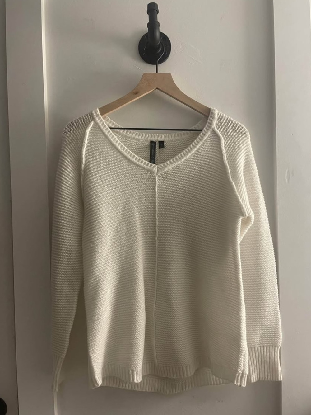 WOMENS SIZE M V-NECK SWEATER